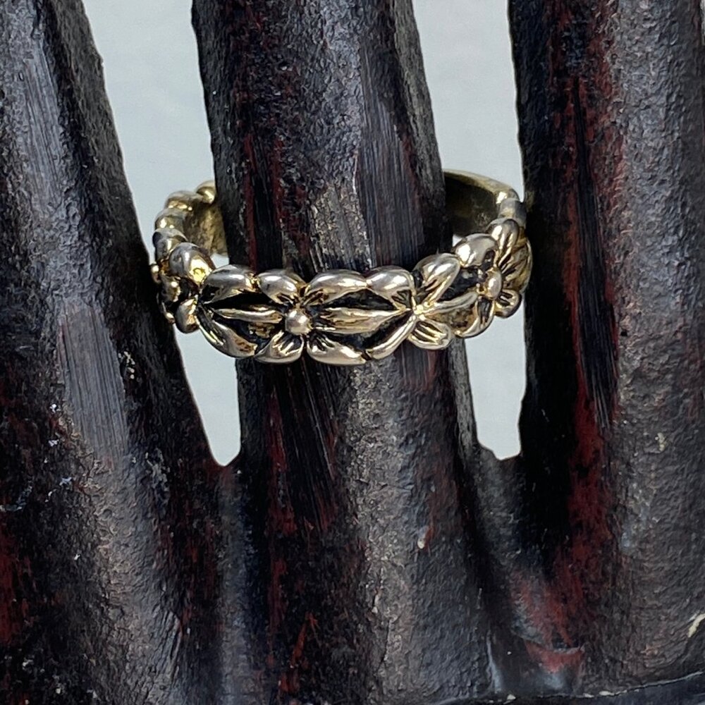 18kt HGE Gold Tone Flower Band Ring Size 8.75